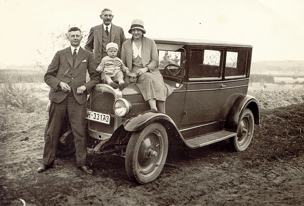 Willy Groth with his father Heinrich, his son Klaus and his wife Martha beside a car in 1931