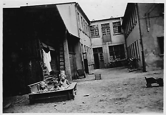 The yard of Willy Groth’s company in Stolp, with workshop buildings and a sandpit, around 1937